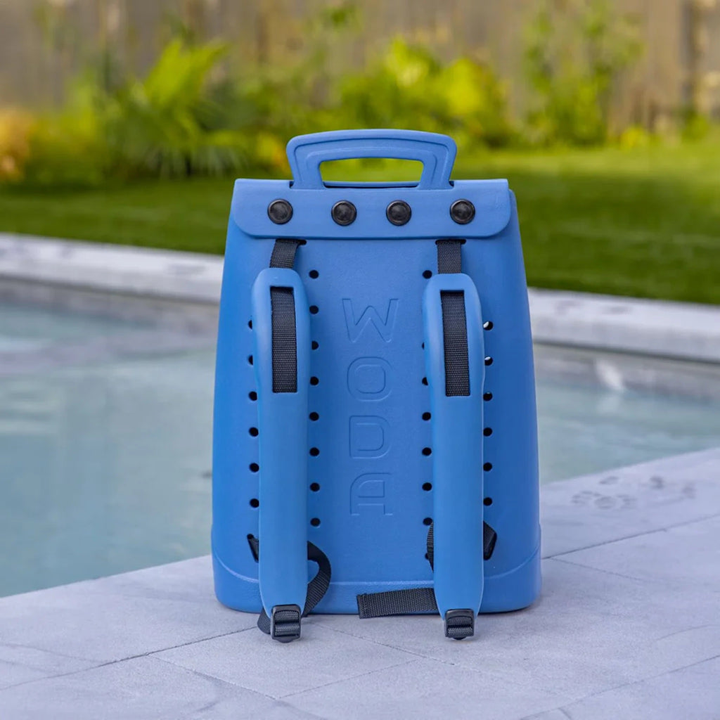 WODA Bag High Tide Blue by the pool