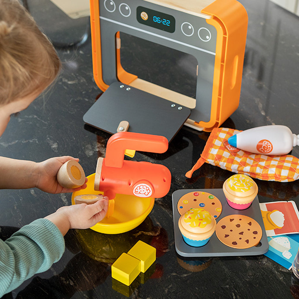 Child playing with pretendables Bakery Set